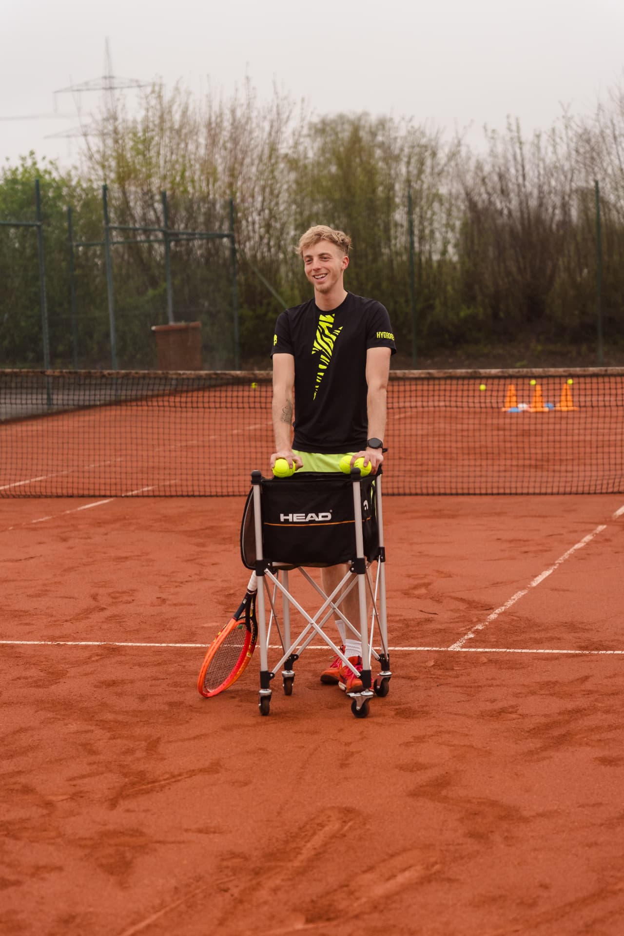Chef-Trainer Jannis Danzeisen auf dem Tennisplatz